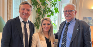 Photo représentant de gauche à droite le député Didier Le Gac, la Minnistre déléguée chargée des anciens combattants et de la mémoire Patricia Mirallès et le Président de l'Association mers-El-Kébir, Jean-Aristide Brument.