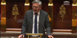Photo de Didier Le Gac à la tribune de l'hémicycle de l'Assemblée nationale