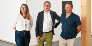 La maire de Kernilis, Sandra Roudaut, le député Didier Le Gac et l'adjoint aux travaux Franck Berthouloux sont debout dans une salle.